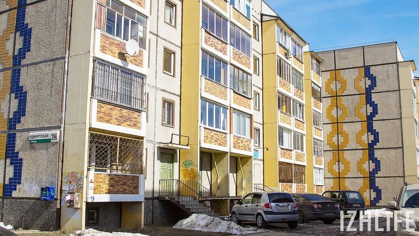В доме №296 в ночале 90-х открылся один из первых продуктовых минимаркетов Ижевска