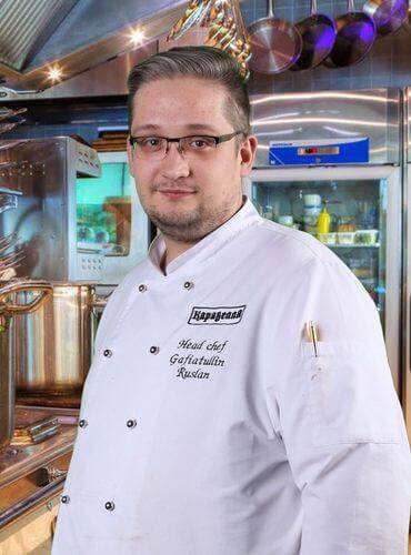 Работа шеф-поваром стала для Руслана «побочным эффектом»: пробуя блюда на работе, он быстро набрал вес 
