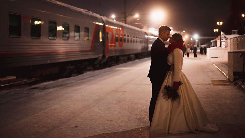 В день свадьбы ребята заехали на вокзал – место, которое их сблизило