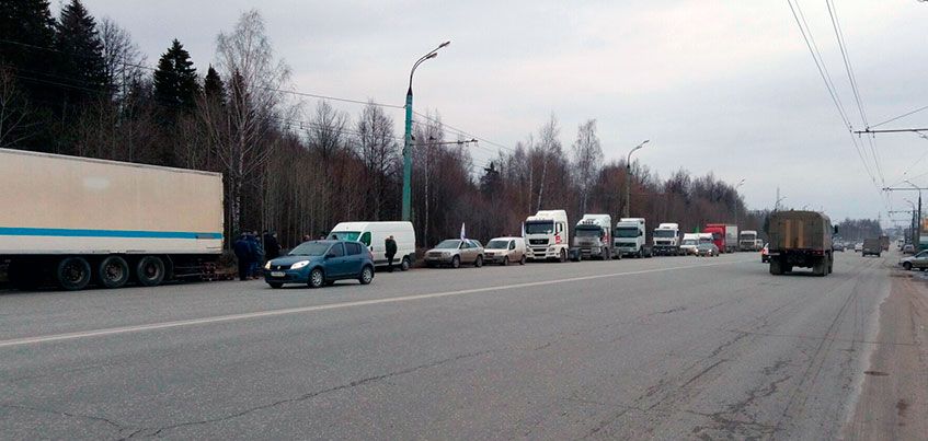 Вдоль Воткинского шоссе стоят дальнобойщики, устроившие бессрочную стачку