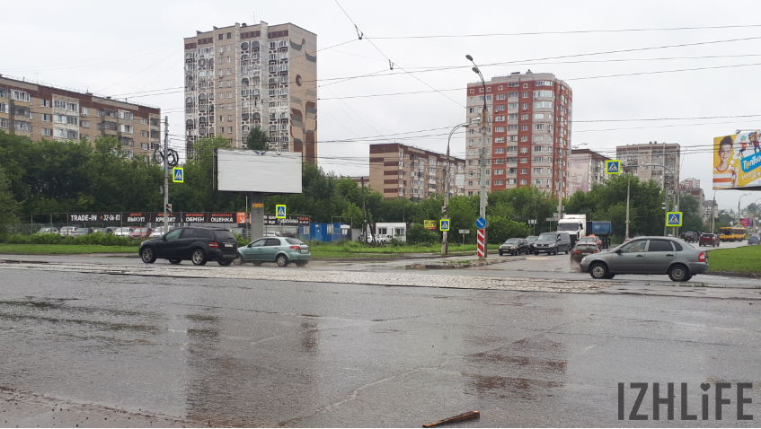 Типичный ижевск. Потоп на Маркса Ижевск. Перекресток Чугуевского и Карла Маркса Ижевск карта. Фото перекрестка Чугуевского Карла Маркса Ижевск. Аптека на перекрестке Карла Маркса и.