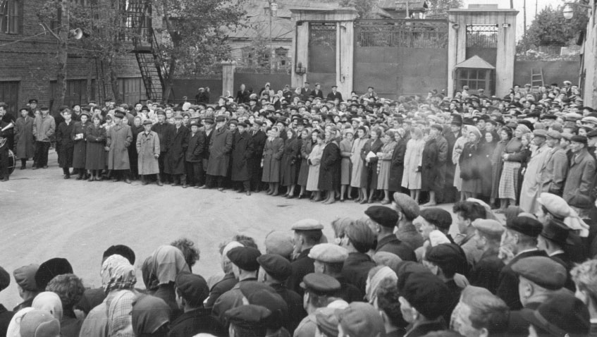 Торжественный митинг, посвященный вручению заводу ордена Ленина. 1961 год
