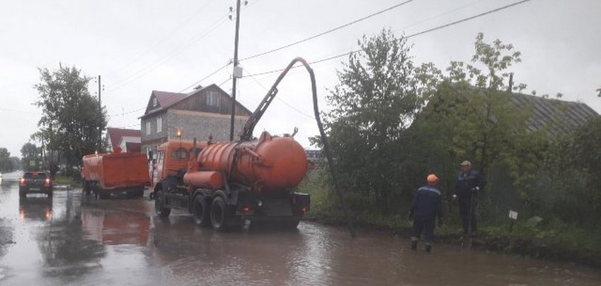 Десятки поваленных деревьев и кубометры воды городские
