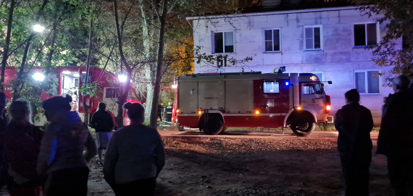 Восемь жильцов эвакуировали пожарные из горящего дома в Ижевске