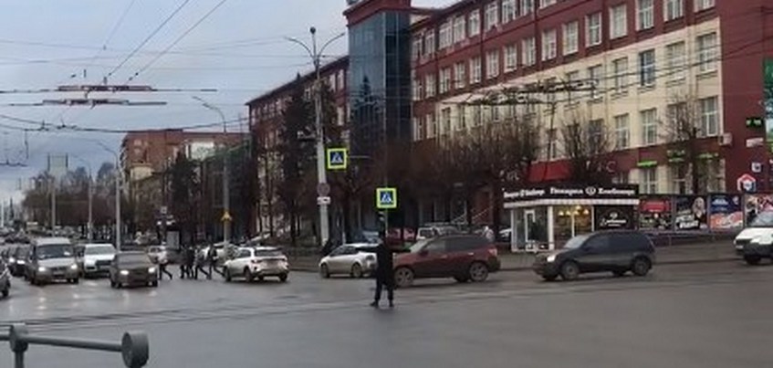 Фотофакт: мужчина регулирует движение на перекрестке Кирова – Пушкинская в Ижевске