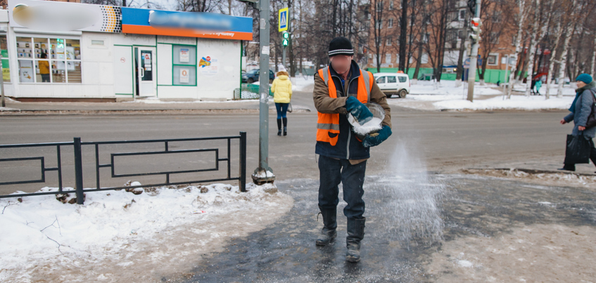 Более 100 тонн реагентов высыпали за ночь на улицы Ижевска