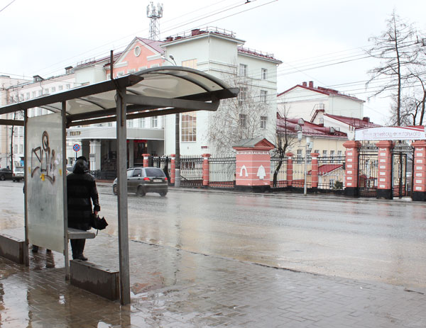 Напротив остановки. Остановка летний сад Псков. Остановка летний сад Ижевск. Остановка Подлесная Ижевск. Остановка Садовая Ижевск.