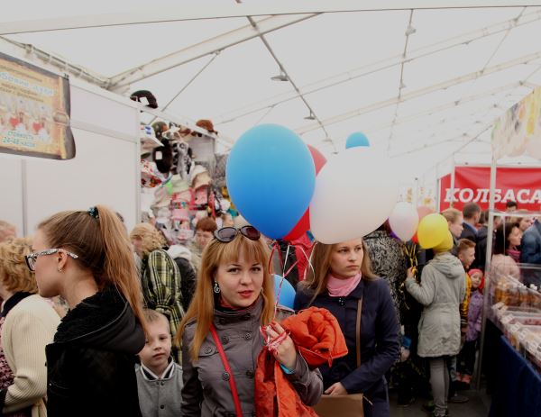 Работа в первомайском. Первомайская ярмарка. Первомай ярмарка. Семейная ярмарка, Ижевск. Первомай ярмарки селе.