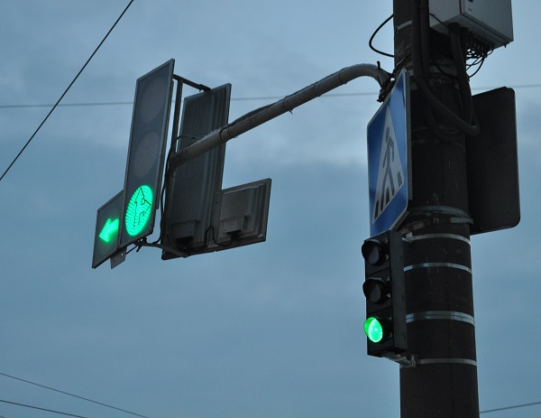 появились дублирующие. дублирующий проезд. появились дублирующие. дублирующий светофор. дублирующие знаки.