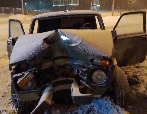 Пьяный водитель «Нивы» врезался в столб в Ижевске: двое травмированы