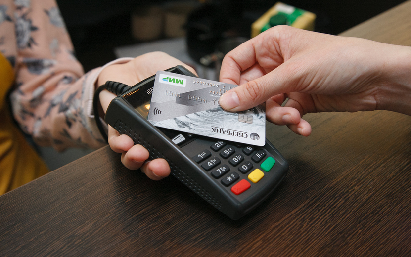 Объем операций через банковские карты вырос в Удмуртии на 15%