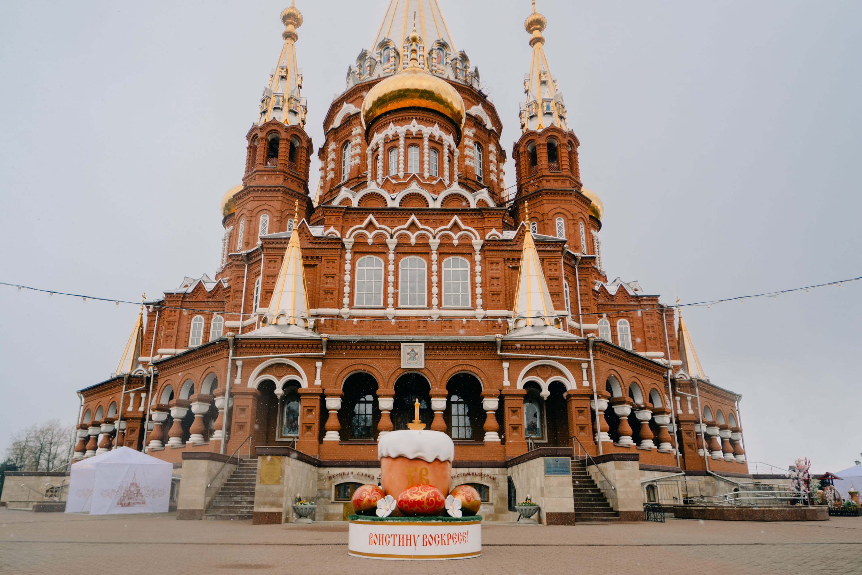 Фотофакт: площадь у Свято-Михайловского собора Удмуртии украсили к Пасхе