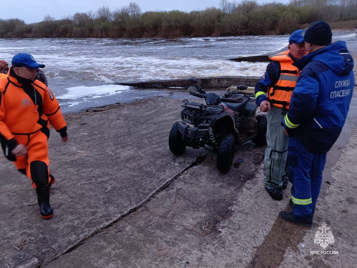 Троих застрявших на реке детей спасли в Удмуртии