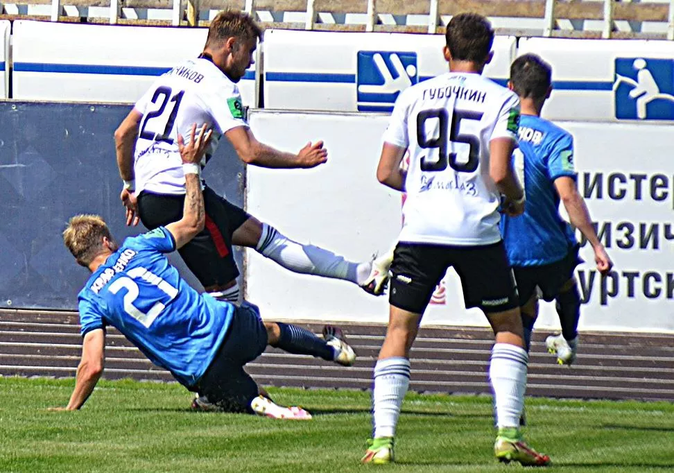 Футболисты клуба «Зенит-Ижевск» проиграли в первом матче сезона